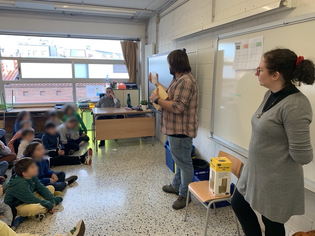 Preparem l’estació meteorològica de l’escola Nostra Llar